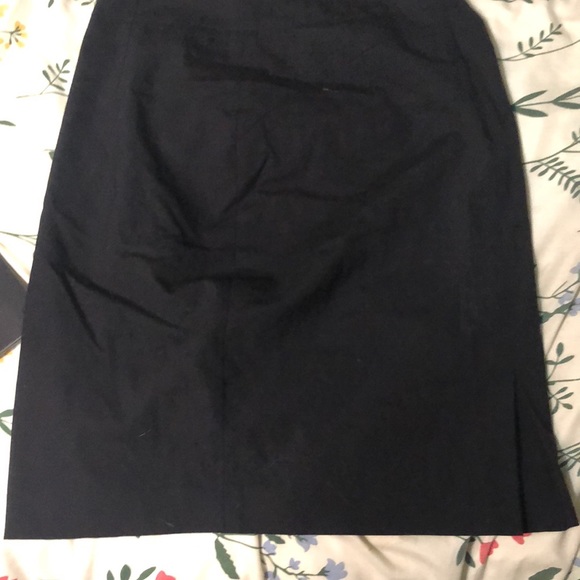 Black skirt with small fake slit Banana Republic size 2 - Picture 2 of 2
